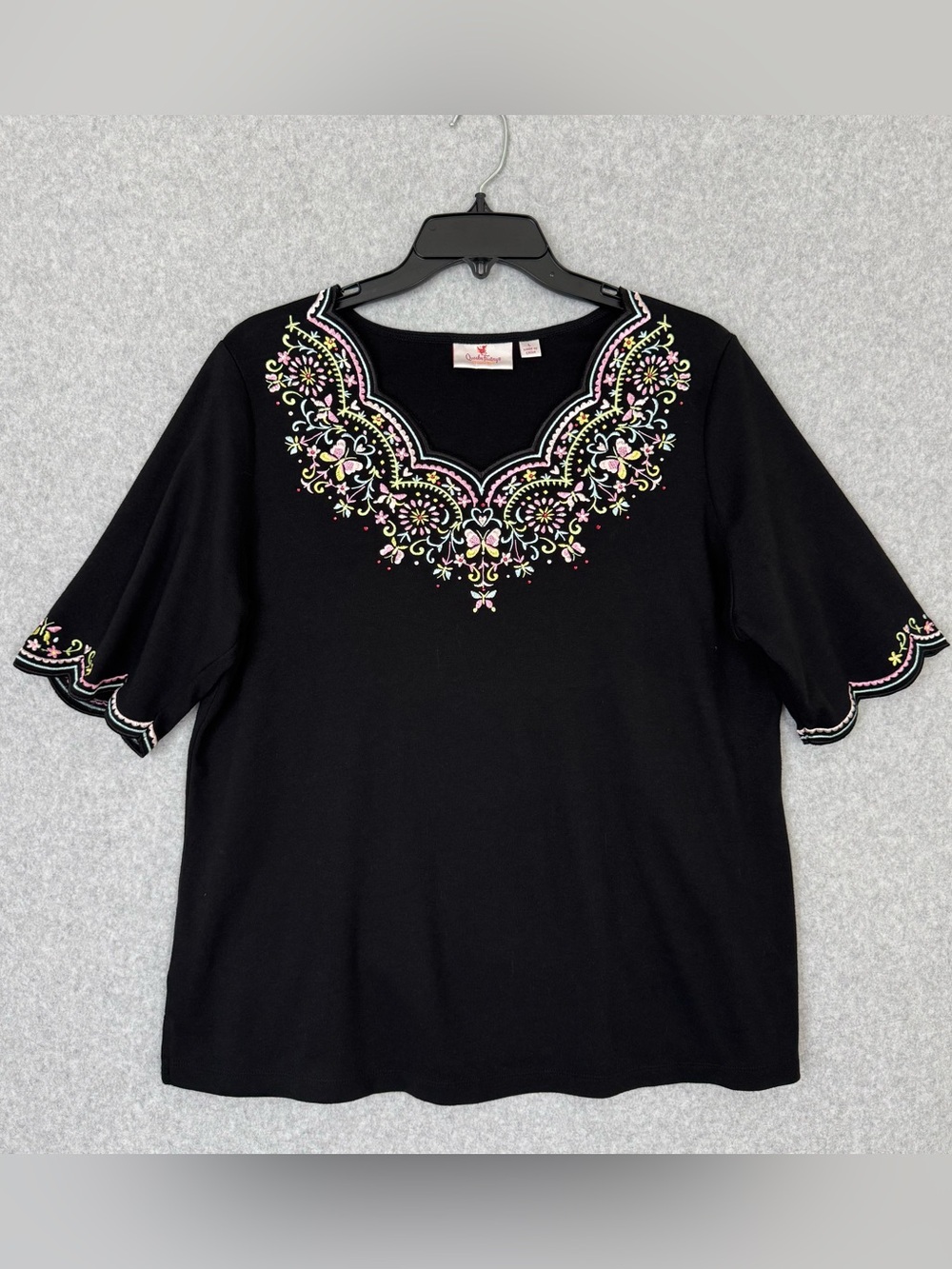 Quacker Factory Embroidered Floral Top Women Large Scalloped V Neck Short Sleeve